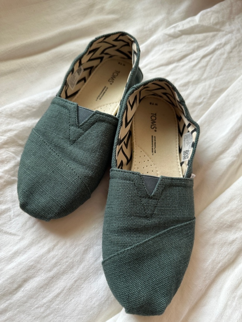 Green Canvas Toms women’s size 7.5 slip on casual shoes